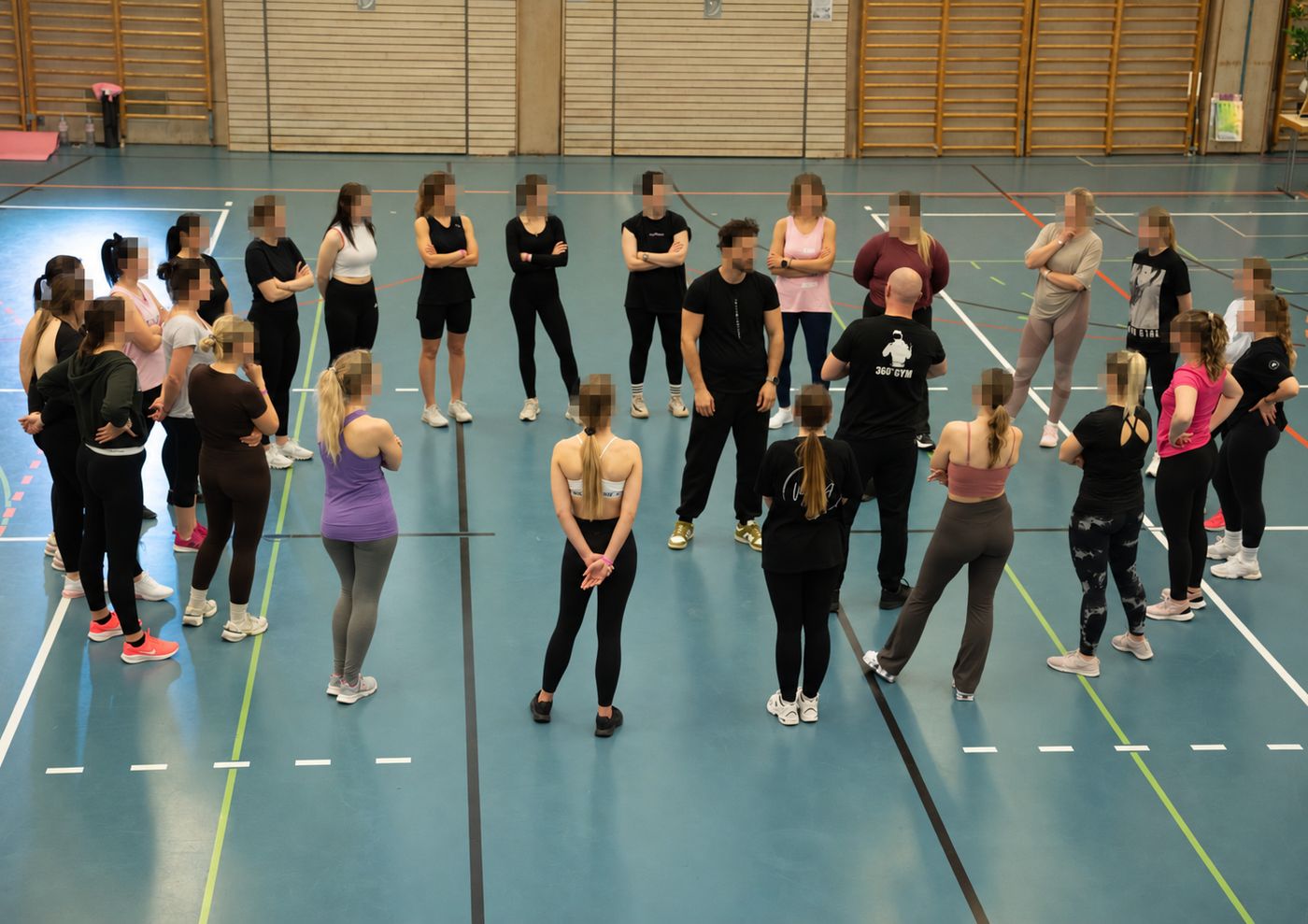 Teilnehmende der 360&deg; Academy beim Gruppentraining in der Sporthalle