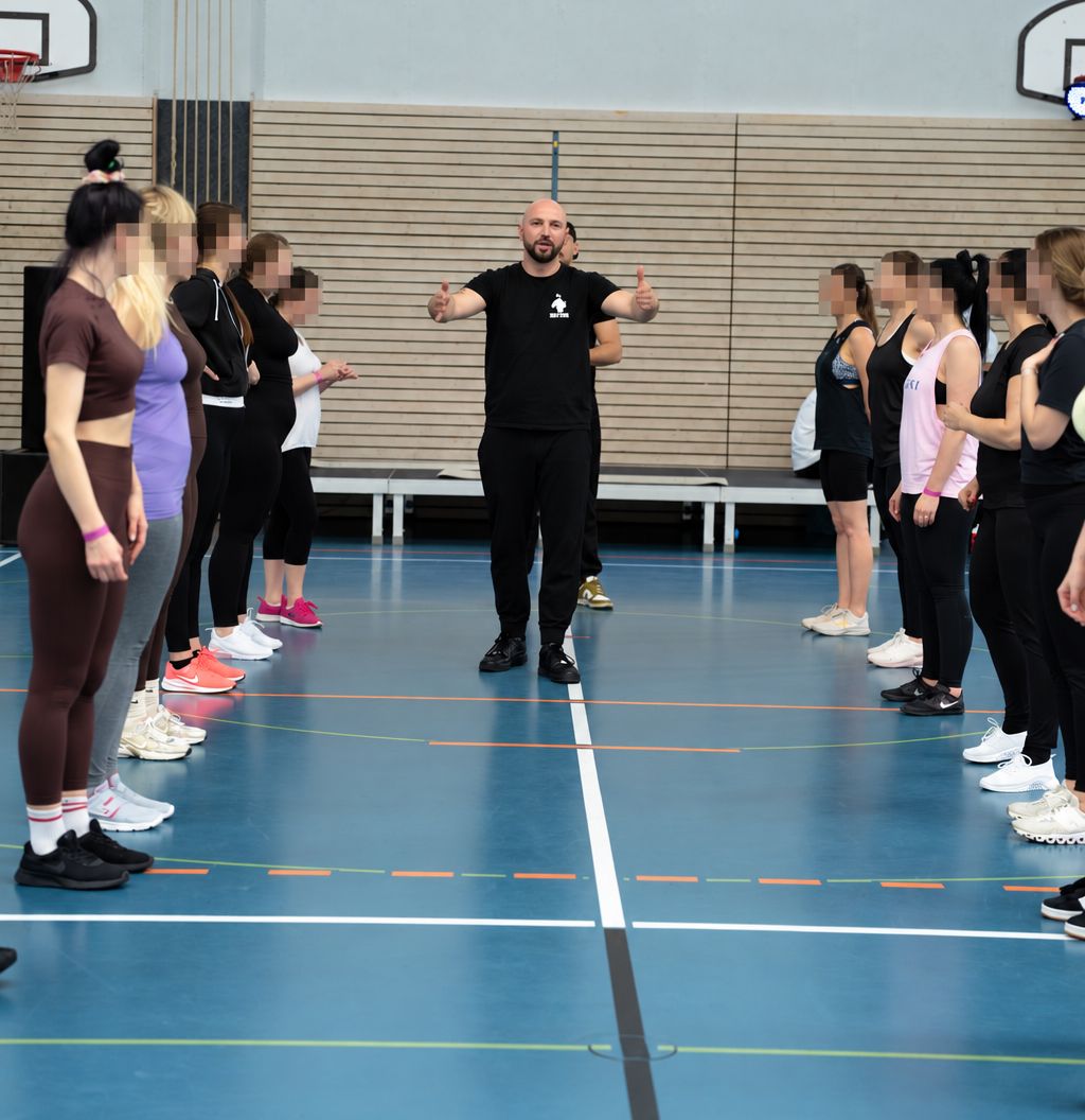 Instruktor der 360&deg; Academy gibt Anweisungen w&auml;hrend eines Kurses