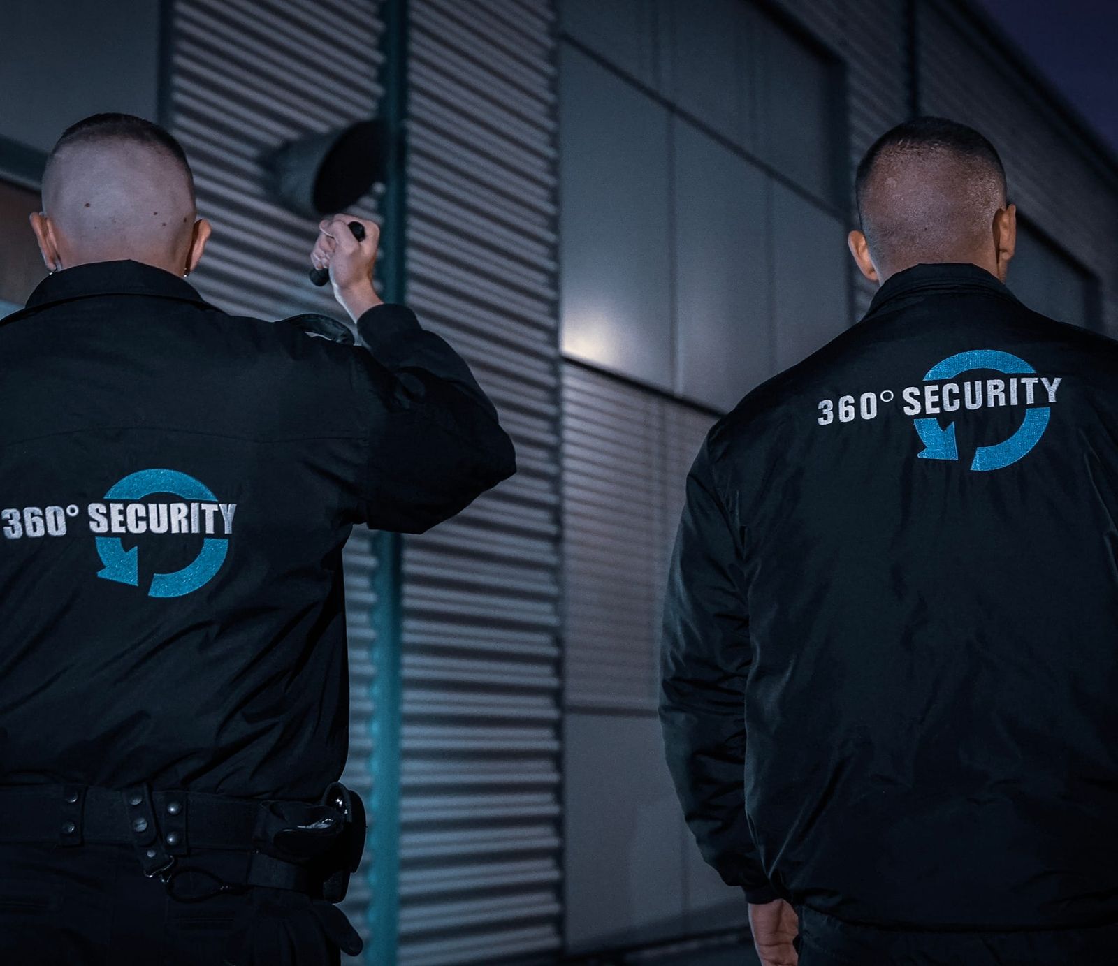 Sicherheitsmitarbeitende von 360 Grad Security bei der n&auml;chtlichen Arealkontrolle